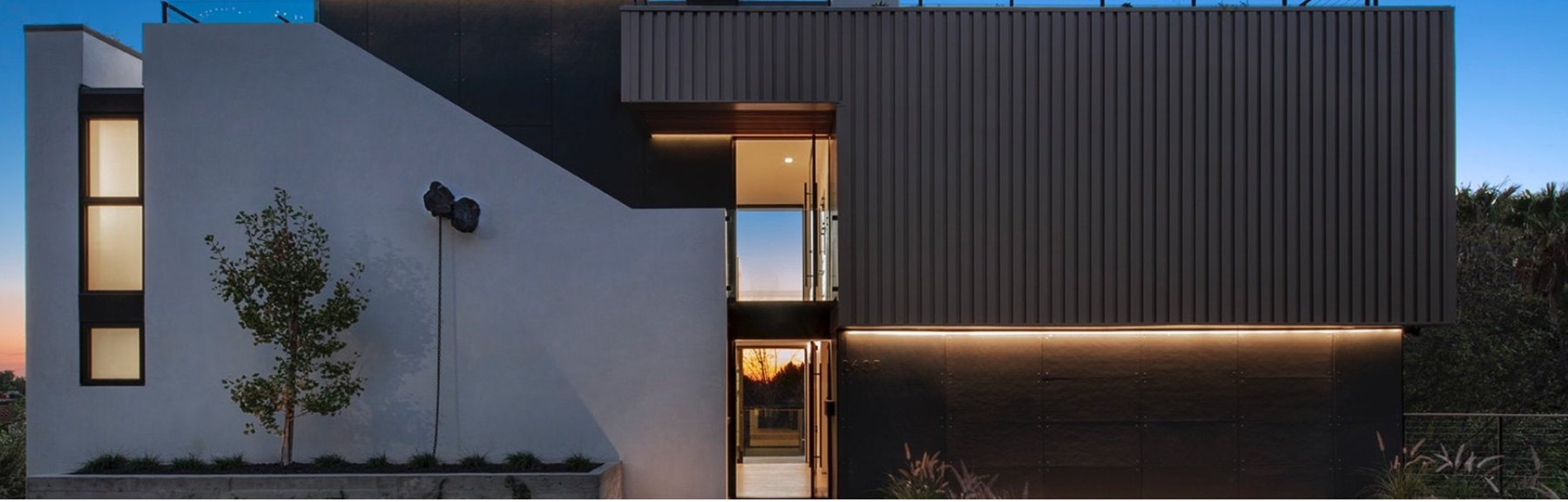 Hargrave Dr., Hollywood Hills: an all-DC home at dusk, LIT Award 2024